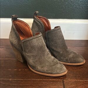 Good condition Jeffrey Campbell Rosalee Round Toe Ankle Boot in Gray Croc 8.5